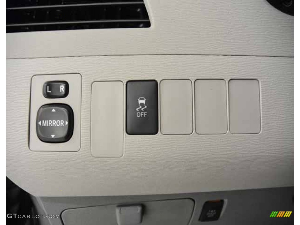 2014 Sienna LE - Silver Sky Metallic / Light Gray photo #28