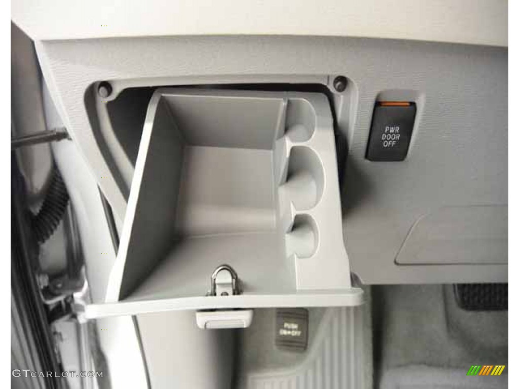 2014 Sienna LE - Silver Sky Metallic / Light Gray photo #29