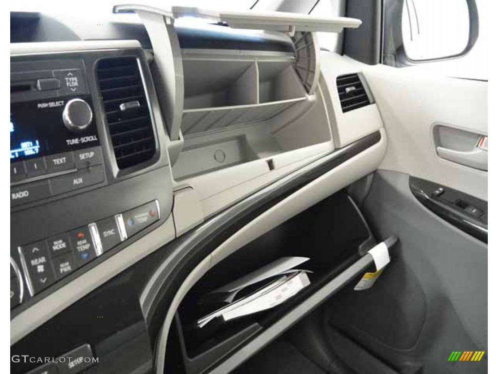 2014 Sienna LE - Silver Sky Metallic / Light Gray photo #33