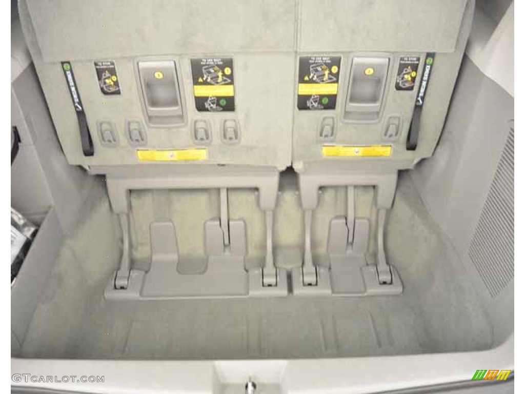 2014 Sienna LE - Silver Sky Metallic / Light Gray photo #35