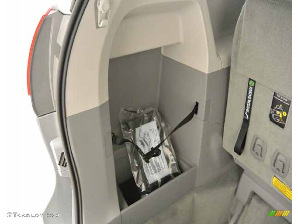 2014 Sienna LE - Silver Sky Metallic / Light Gray photo #36