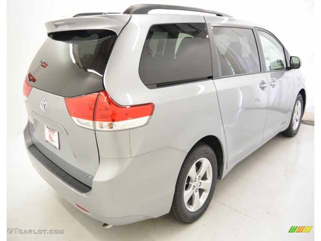 2014 Sienna LE - Silver Sky Metallic / Light Gray photo #41