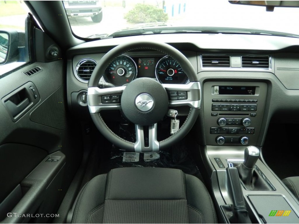 2014 Ford Mustang GT Coupe Charcoal Black Dashboard Photo #95086086