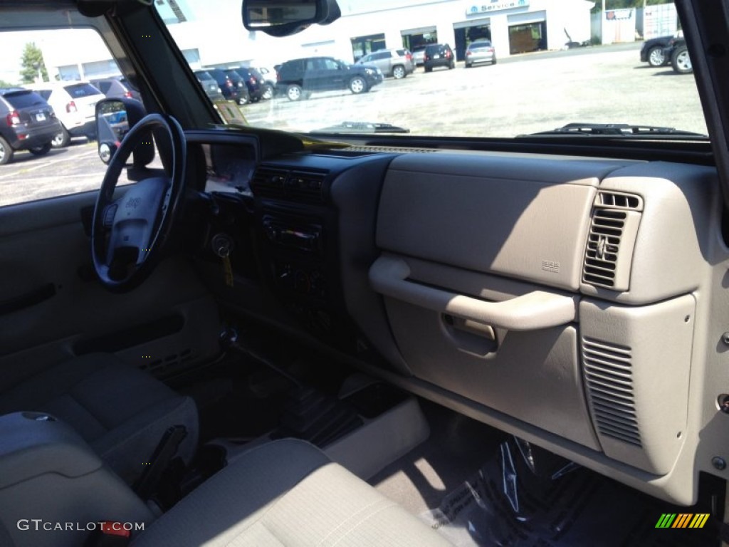 2004 Wrangler Sahara 4x4 - Light Khaki Metallic / Khaki photo #11