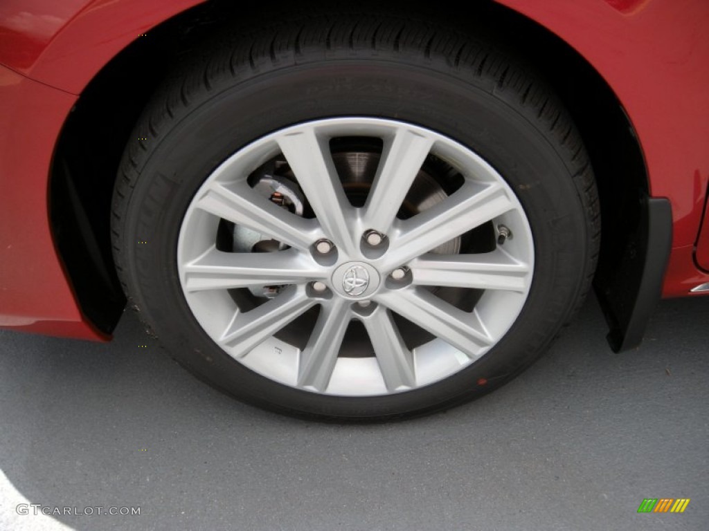 2014 Toyota Camry XLE Wheel Photos