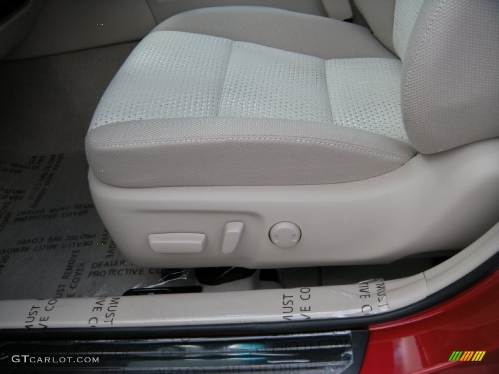 2014 Toyota Camry XLE Front Seat Photo #95215818