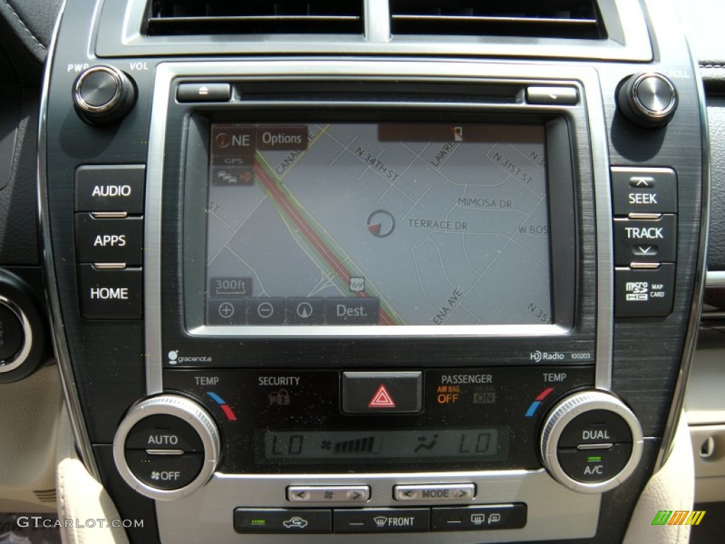 2014 Toyota Camry XLE Navigation Photos