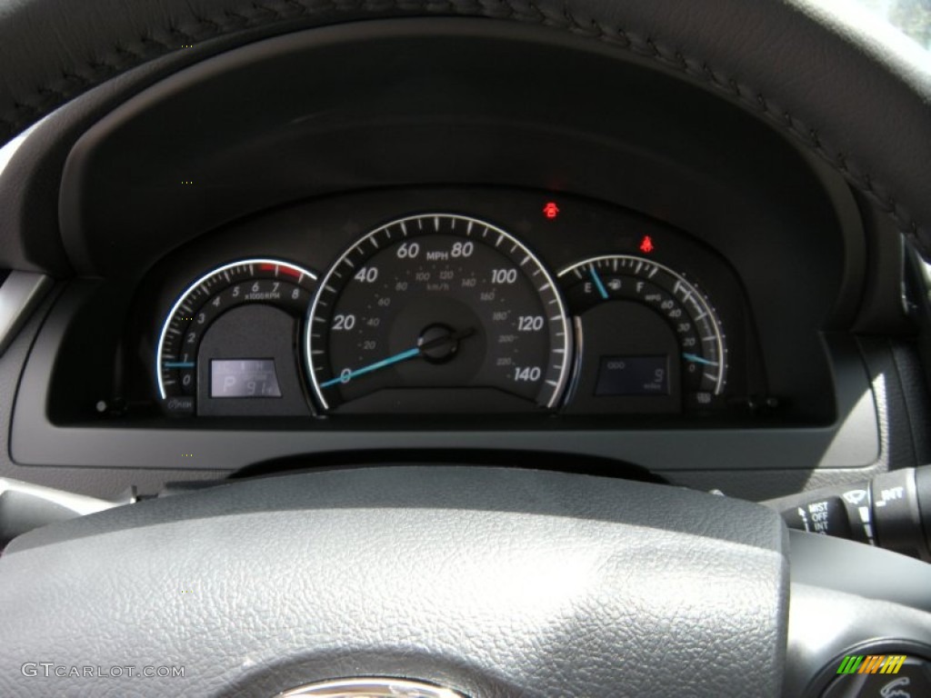 2014 Toyota Camry XLE Gauges Photos