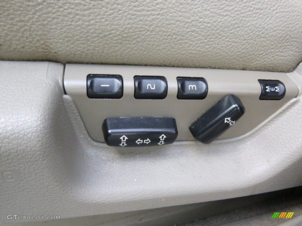 2004 Volvo XC90 T6 AWD Controls Photo #95260899