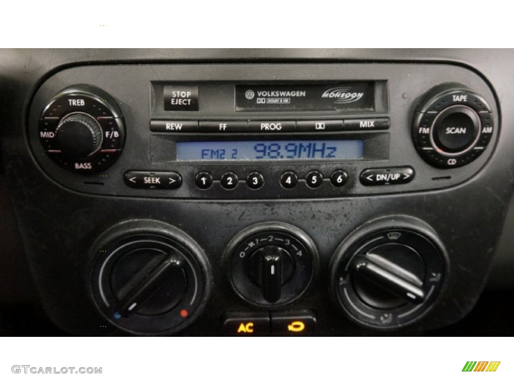 2001 Volkswagen New Beetle GLS Coupe Audio System Photo #95277561