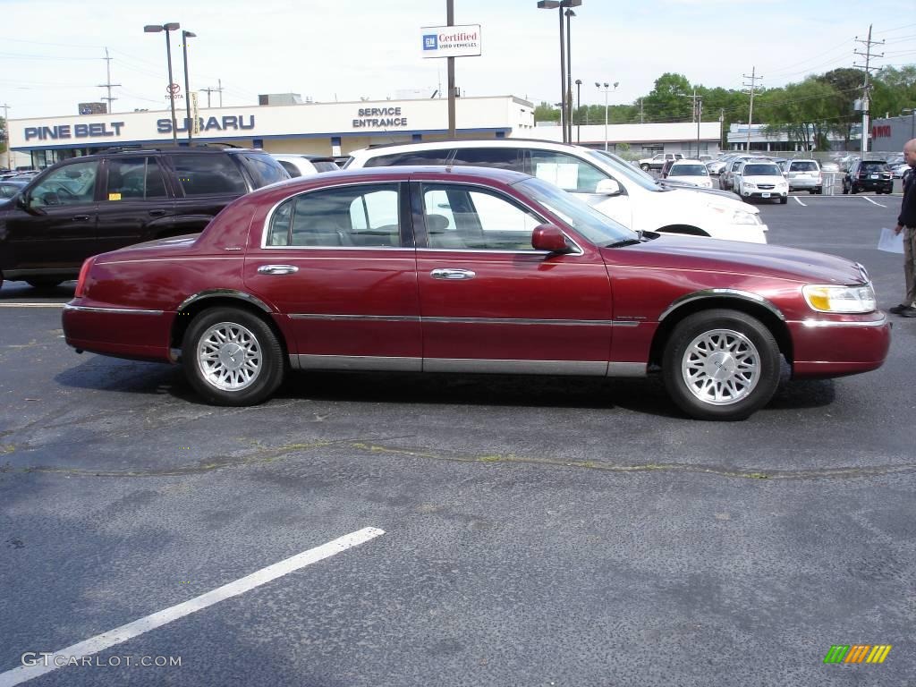 1999 Town Car Signature - Cordovan Metallic / Light Parchment photo #3