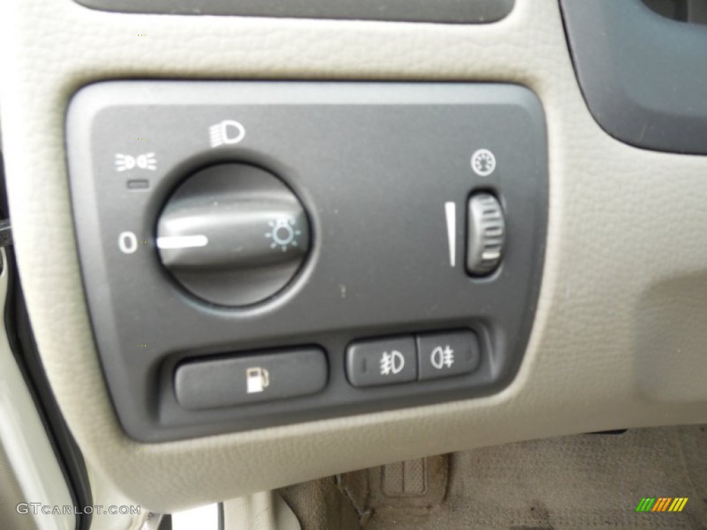 2003 XC70 AWD - White / Beige/Light Sand photo #11