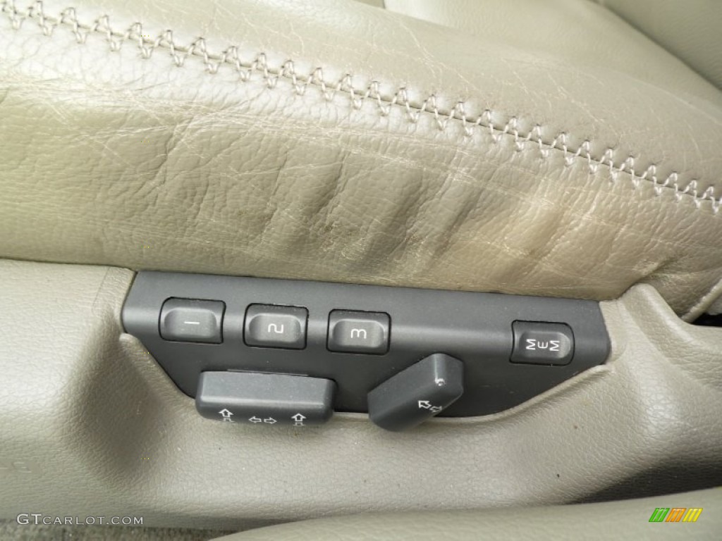 2003 XC70 AWD - White / Beige/Light Sand photo #17