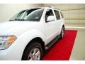 2008 Avalanche White Nissan Pathfinder SE  photo #12