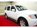 2008 Avalanche White Nissan Pathfinder SE  photo #14