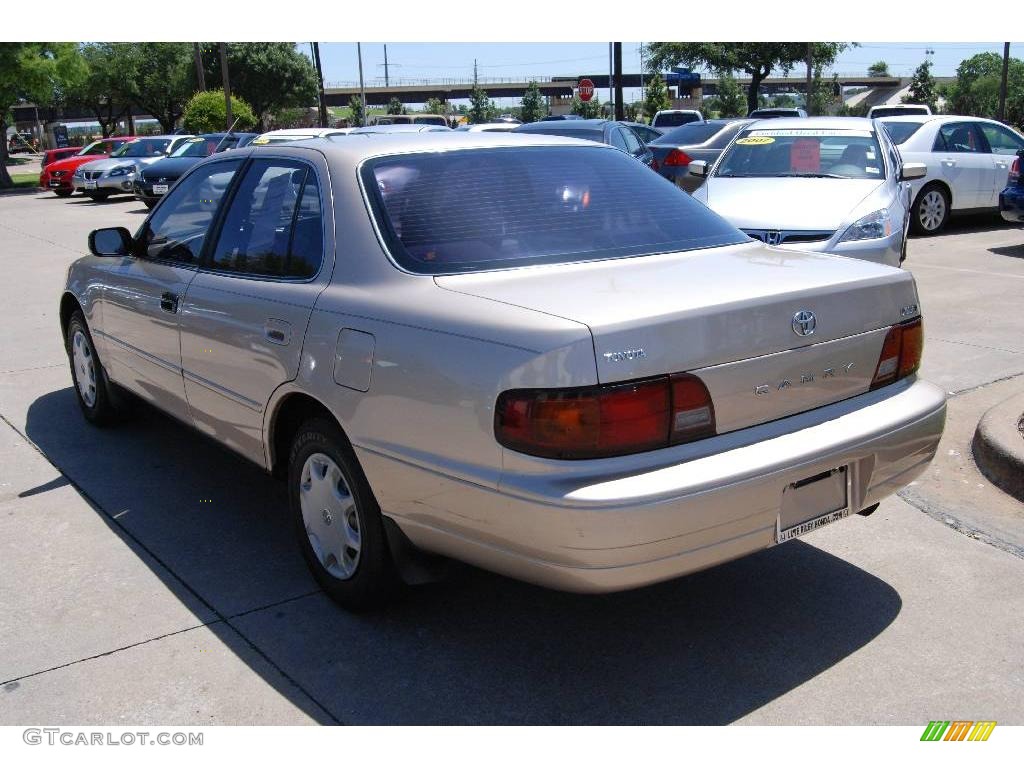 1996 Camry DX Sedan - Cashmere Beige Metallic / Beige photo #5