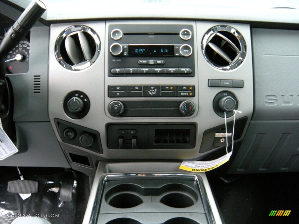 2015 Ford F350 Super Duty XLT Crew Cab 4x4 DRW Controls Photo #95375882