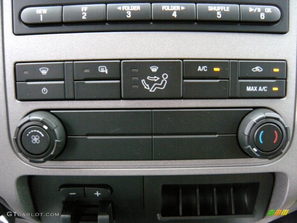 2015 Ford F350 Super Duty XLT Crew Cab 4x4 DRW Controls Photo #95375930