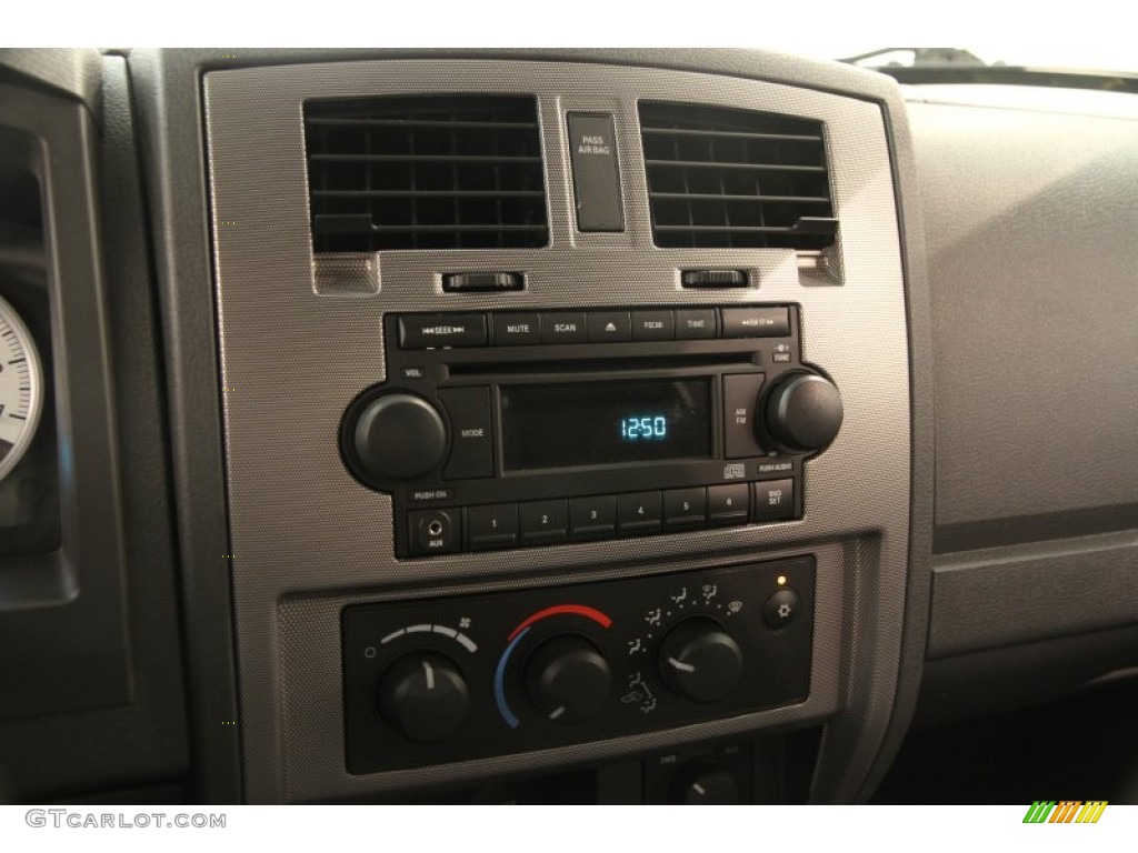 2006 Dodge Dakota SLT Club Cab 4x4 Controls Photo #95392402
