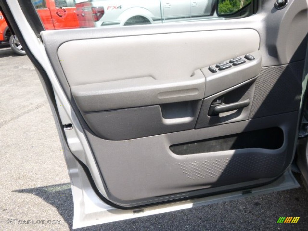 2005 Ford Explorer XLT 4x4 Graphite Door Panel Photo #95418320