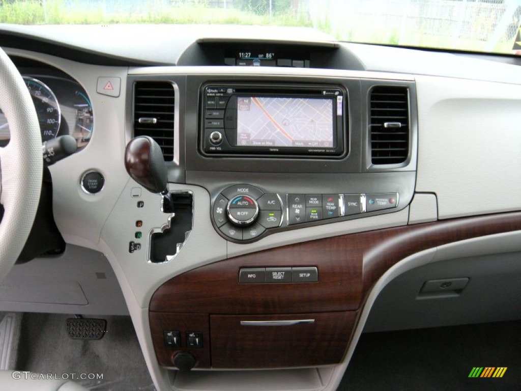 2014 Toyota Sienna XLE Controls Photo #95422623