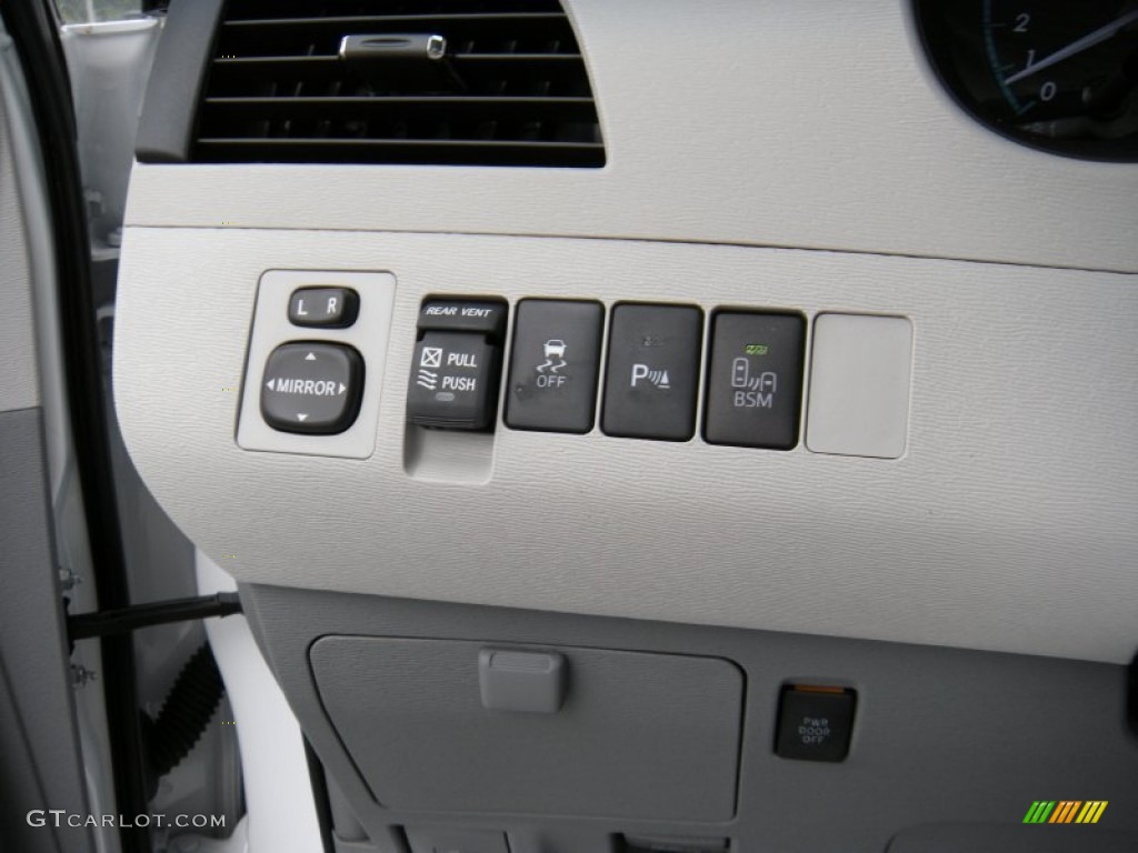 2014 Toyota Sienna XLE Controls Photos