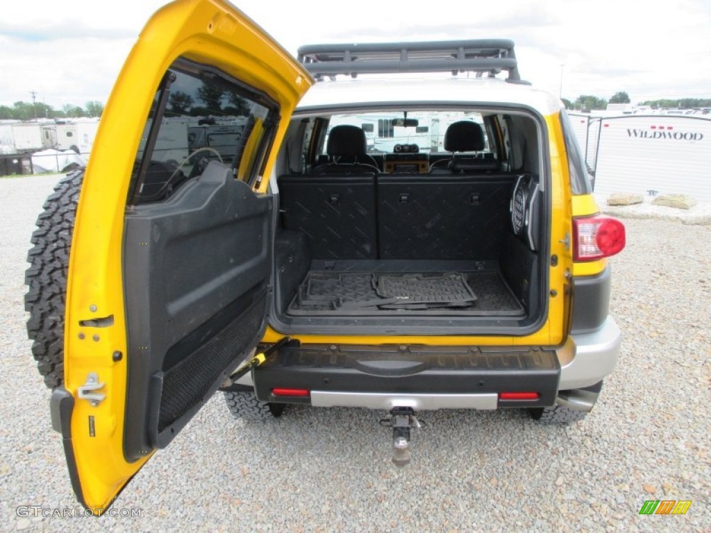 2007 Toyota FJ Cruiser 4WD Trunk Photos
