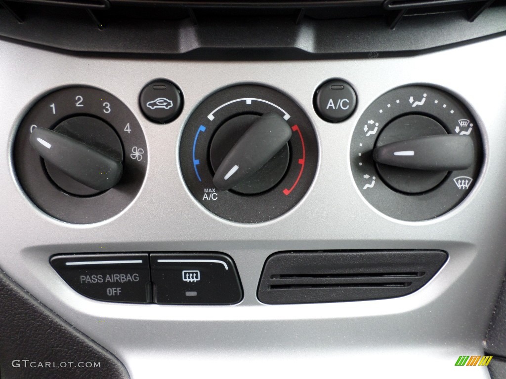 2013 Ford Focus SE Hatchback Controls Photo #95490491