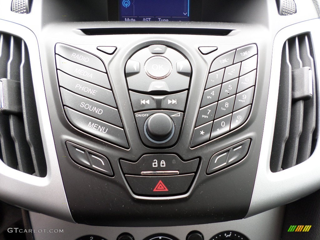 2013 Ford Focus SE Hatchback Controls Photos