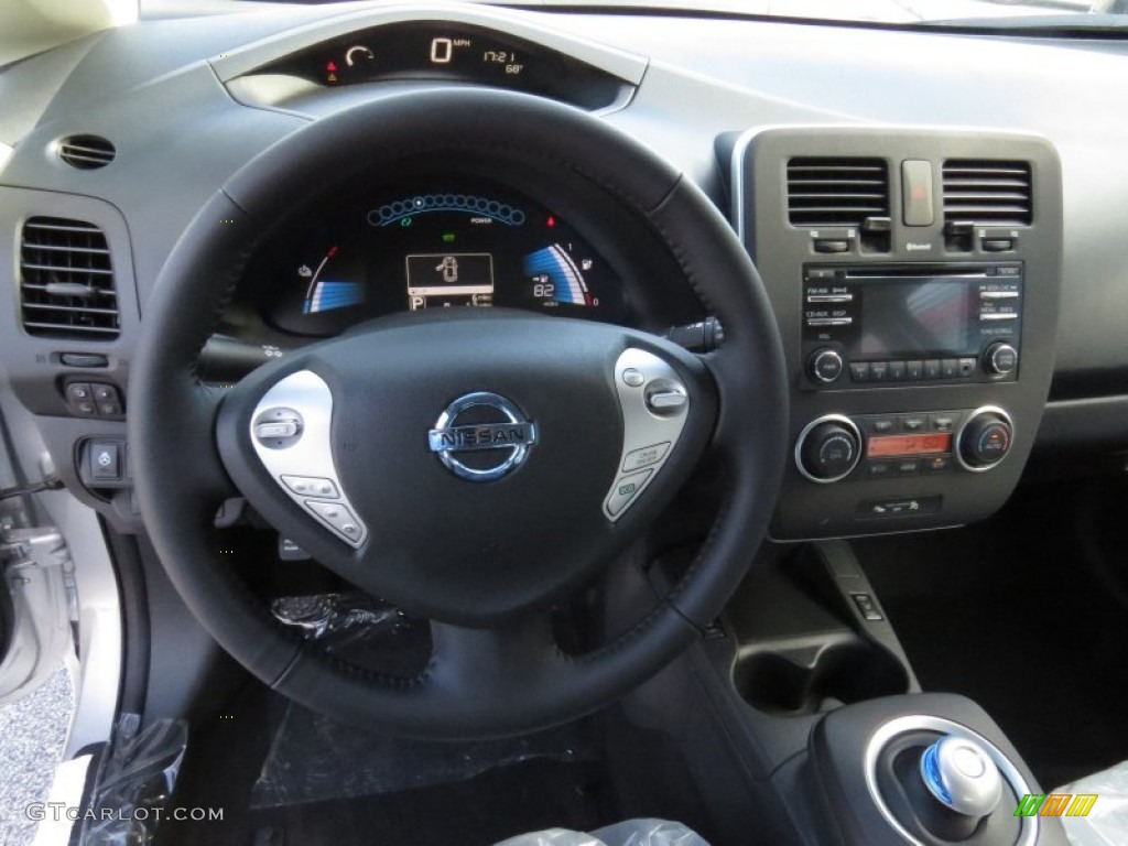 2015 Nissan LEAF S Steering Wheel Photos