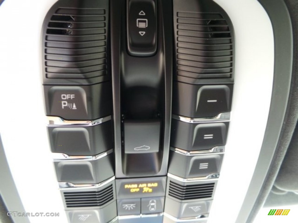 2014 Porsche Cayenne GTS Controls Photo #95506202