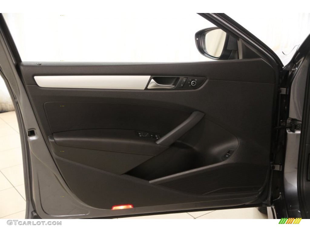 2012 Volkswagen Passat 2.5L SE Titan Black Door Panel Photo #95591947