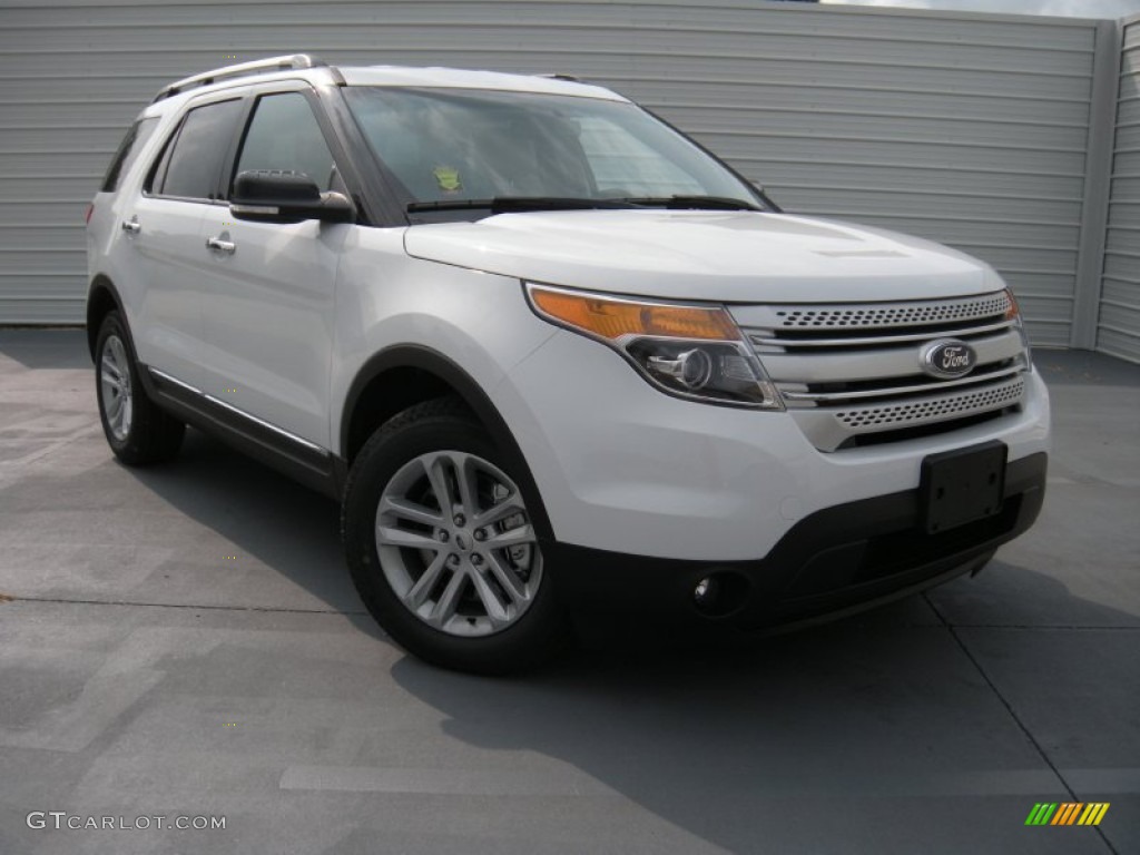 2015 Explorer XLT - Oxford White / Medium Light Stone photo #2