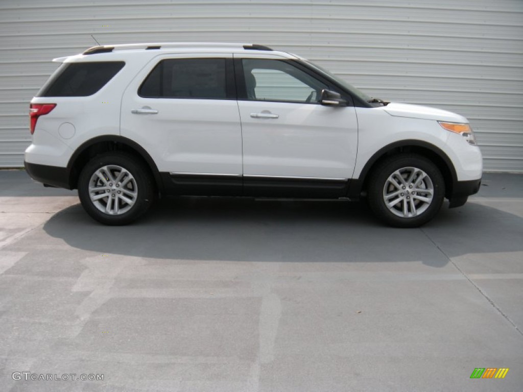 2015 Explorer XLT - Oxford White / Medium Light Stone photo #3