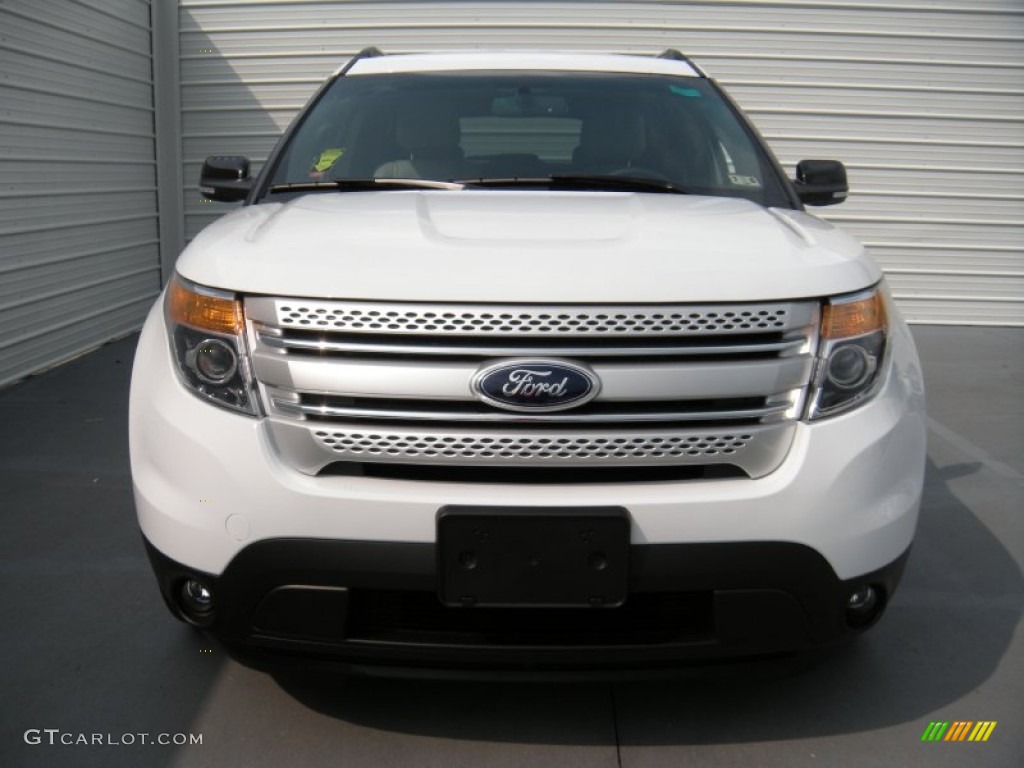 2015 Explorer XLT - Oxford White / Medium Light Stone photo #8