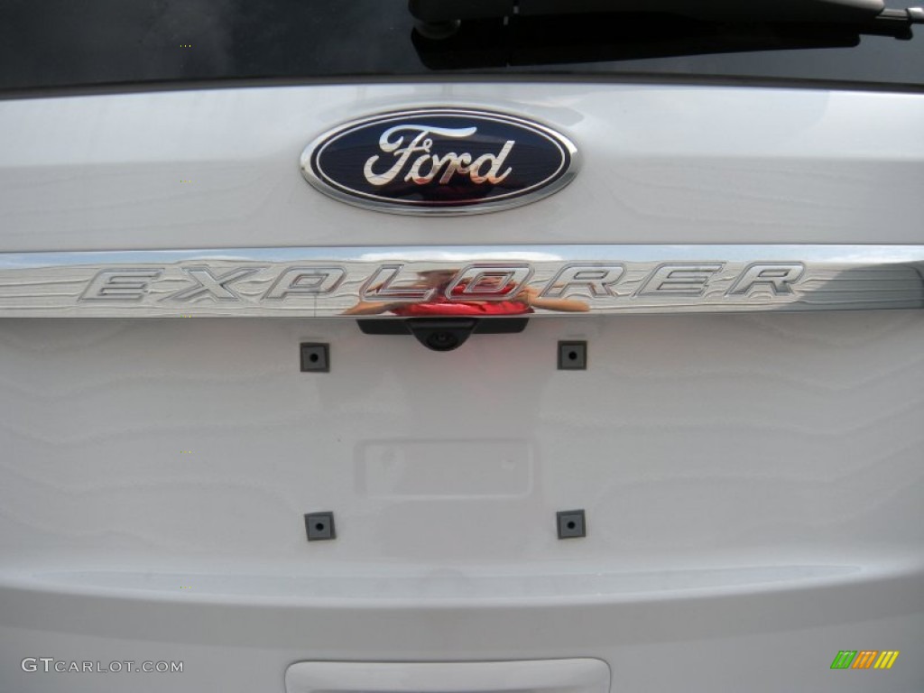 2015 Explorer XLT - Oxford White / Medium Light Stone photo #14