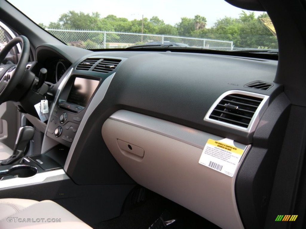 2015 Explorer XLT - Oxford White / Medium Light Stone photo #17