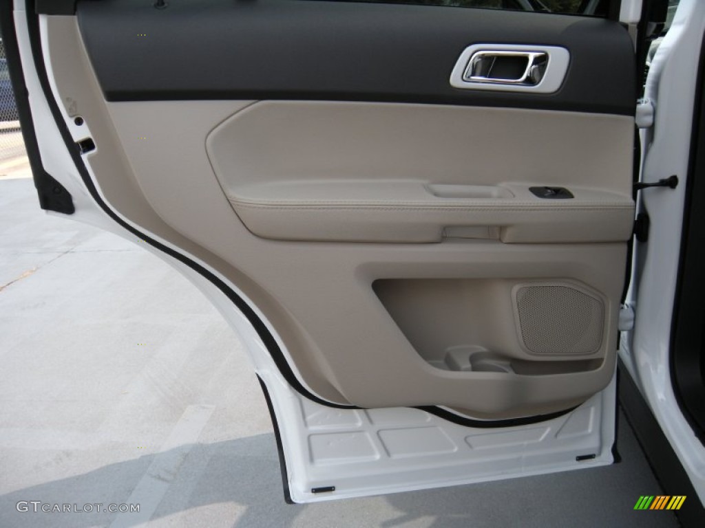 2015 Explorer XLT - Oxford White / Medium Light Stone photo #22