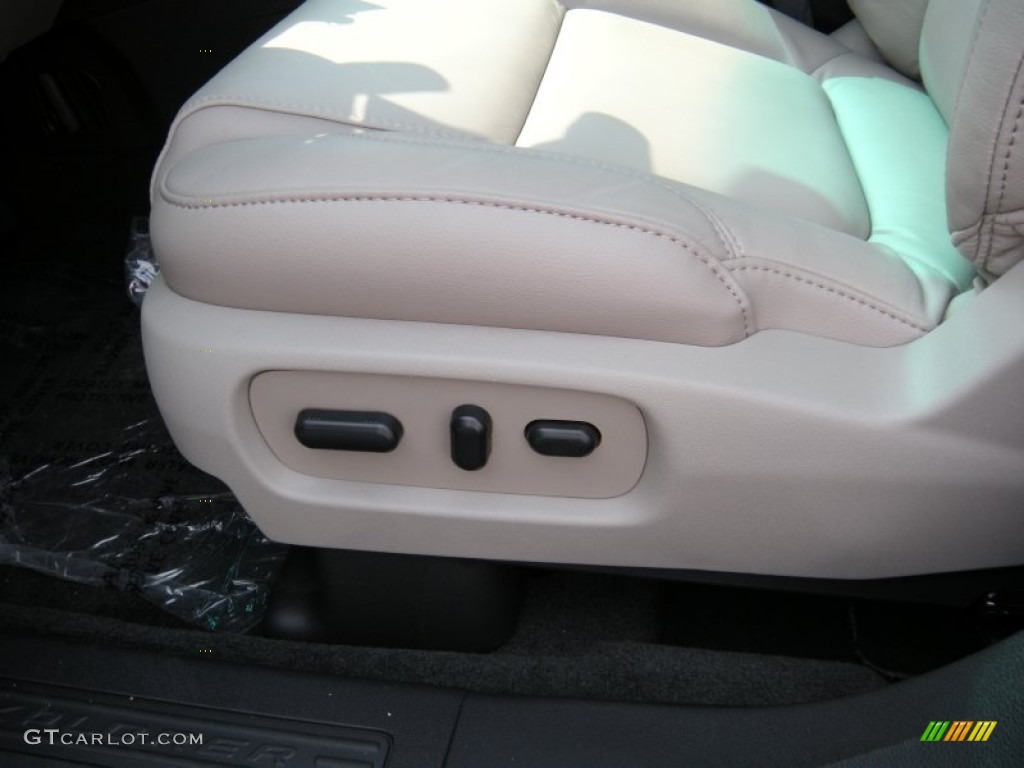 2015 Explorer XLT - Oxford White / Medium Light Stone photo #27