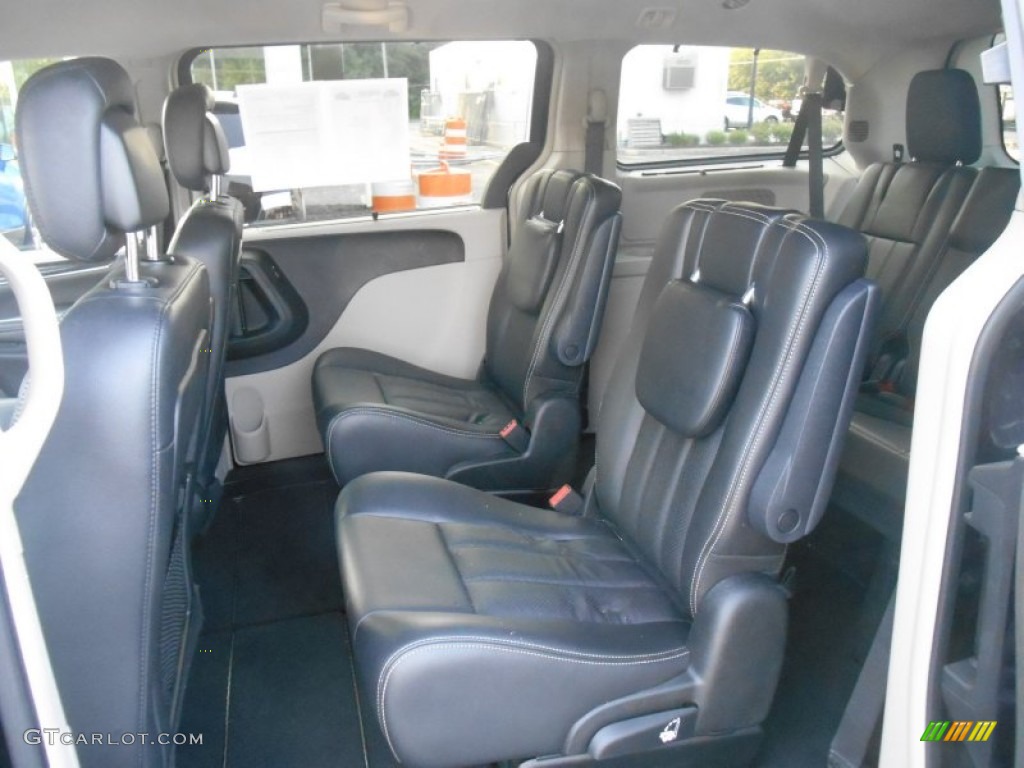 2011 Town & Country Touring - L - Sapphire Crystal Metallic / Black/Light Graystone photo #17