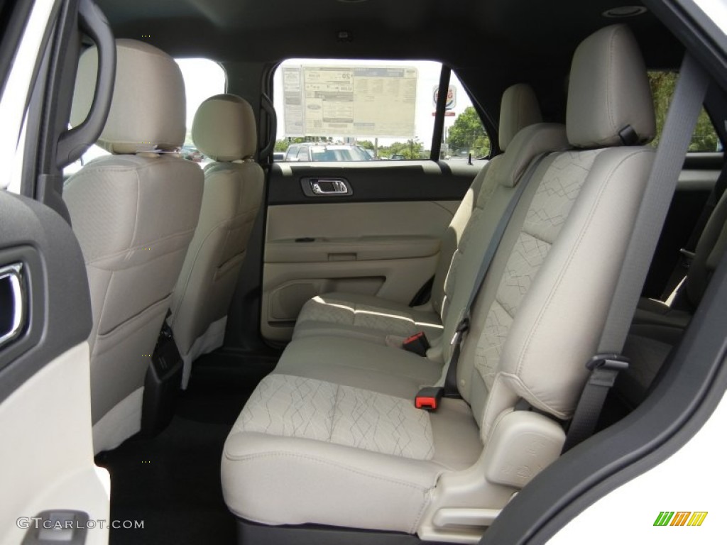 2015 Explorer FWD - Oxford White / Medium Light Stone photo #7
