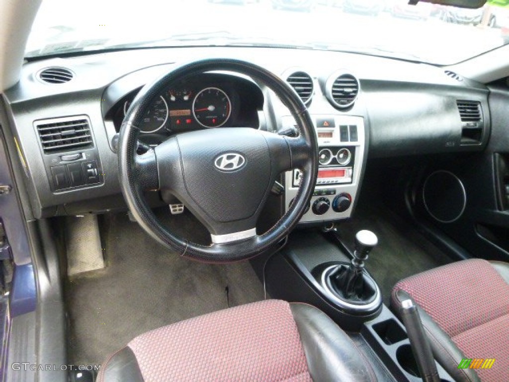 Black/Red Interior 2005 Hyundai Tiburon SE Photo #95710595