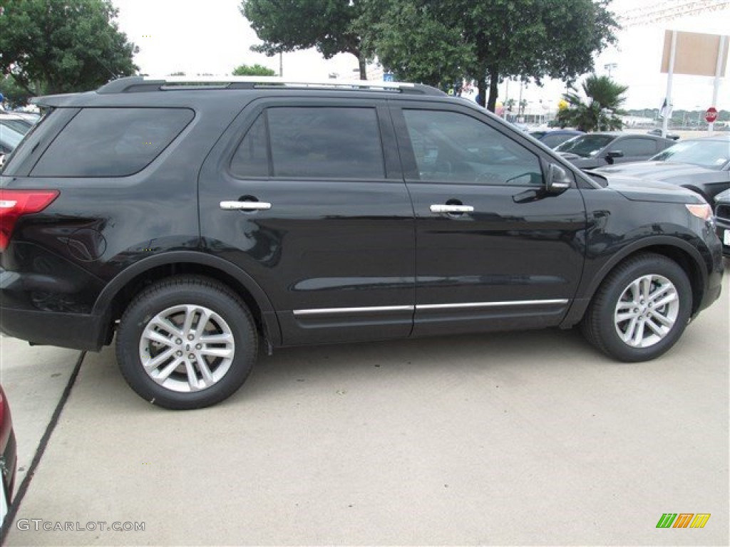 2014 Explorer XLT - Tuxedo Black / Charcoal Black photo #5