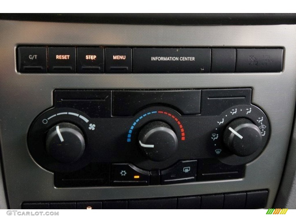 2005 Jeep Grand Cherokee Laredo 4x4 Controls Photo #95788977