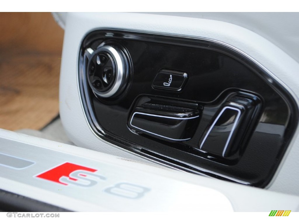 2015 Audi S8 quattro S Controls Photo #95790114