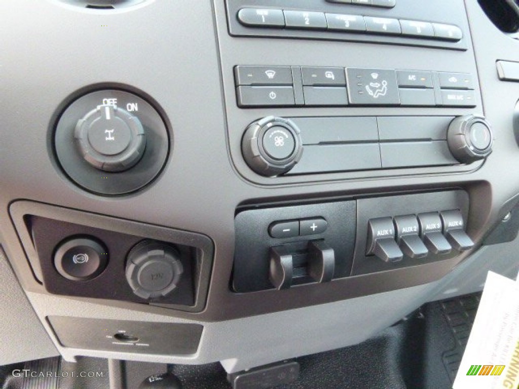 2015 Ford F250 Super Duty XL Regular Cab 4x4 Controls Photo #95802261