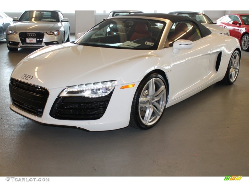 2015 R8 Spyder V8 - Ibis White / Red photo #3