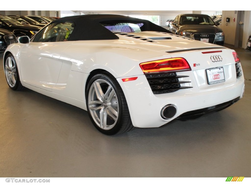 2015 R8 Spyder V8 - Ibis White / Red photo #6