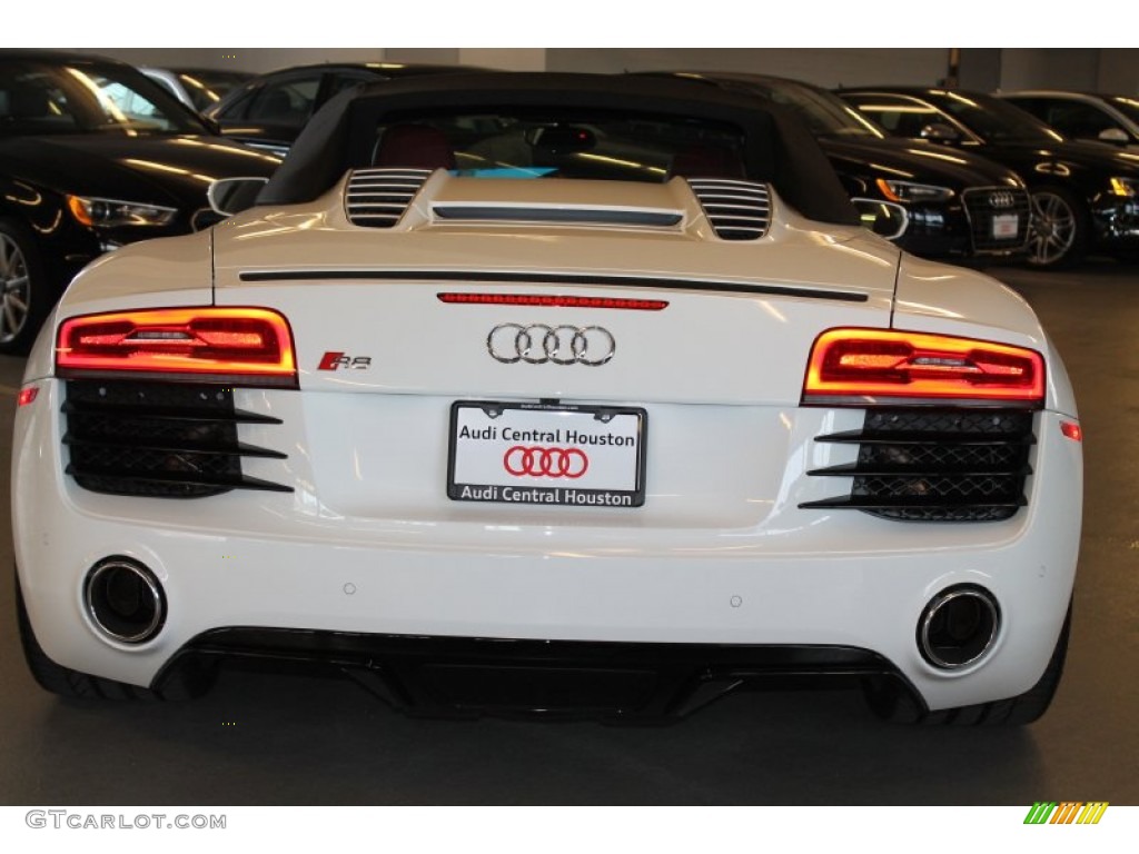 2015 R8 Spyder V8 - Ibis White / Red photo #7