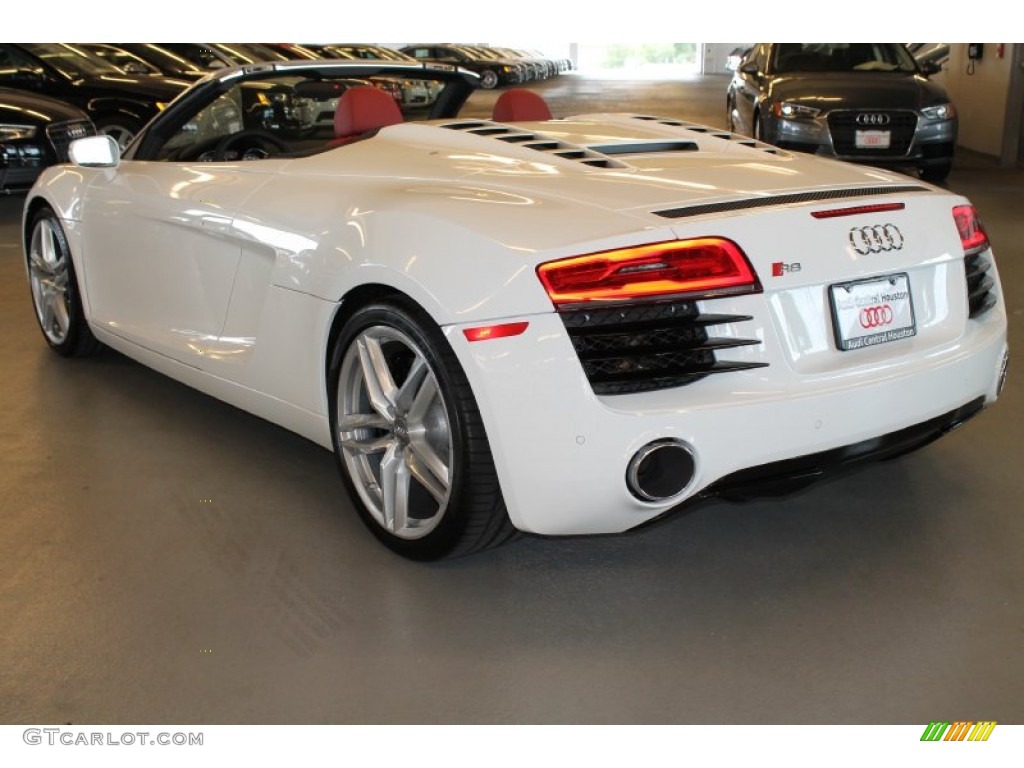 2015 R8 Spyder V8 - Ibis White / Red photo #9